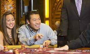 Studio live dealer Lightning Baccarat dengan multi-kamera di bahasa slot